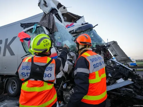 Un violent accident entre deux poids-lourds ralentit le trafic sur...