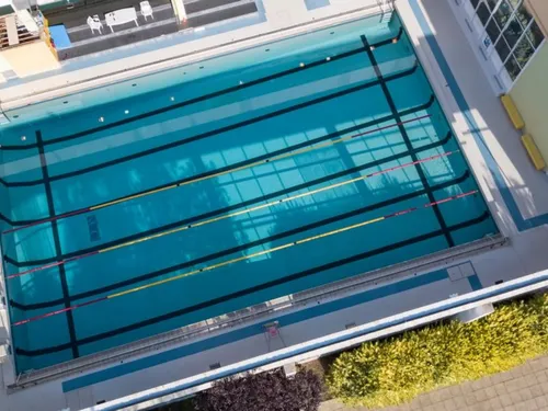 Une rupture de canalisation contraint la piscine des...
