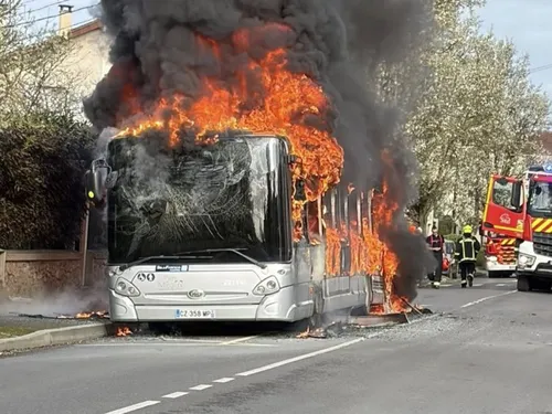 Deux collégiens évacués d’un bus en feu ce jeudi matin à...