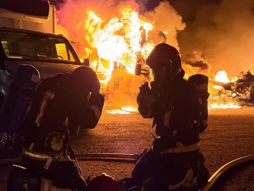 Pas moins de 17 camions détruits dans un incendie sur le parking...