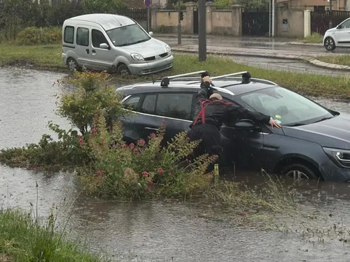 Une voiture presque immergée par les eaux de pluie à Aubergenville