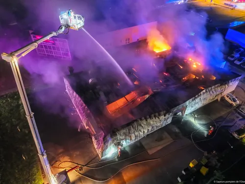 Incendie nocturne à Saint-Maximin : les pompiers sur le front