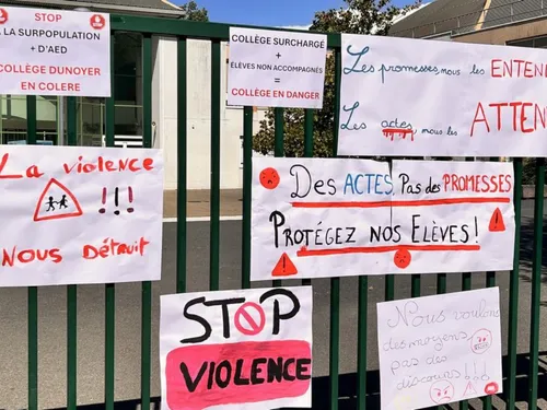  Plus de 80 personnes rassemblées devant le collège de...