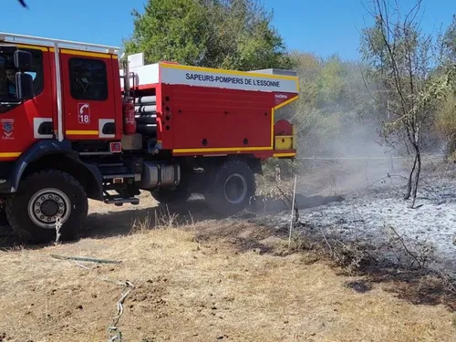 Un incendie détruit 3.000 mètres carrés d'un parc en Essonne