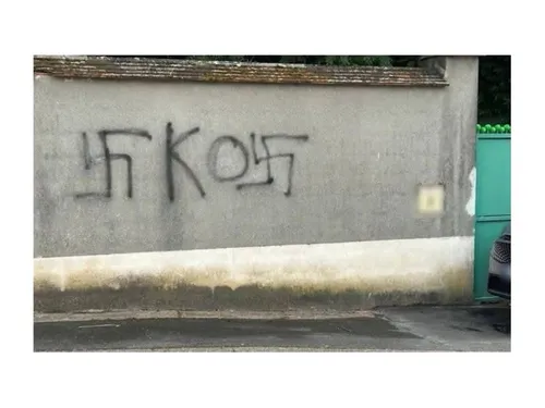 L’inscription « KO » entourée de deux croix gammées sur la maison...