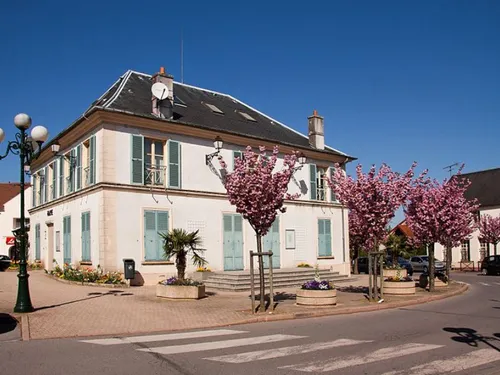 Le maire de Saclay devant la justice après une plainte pour...