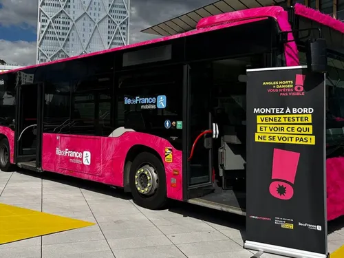 Île-de-France : si vous avez vu ce bus rose, vous n'avez pas rêvé...