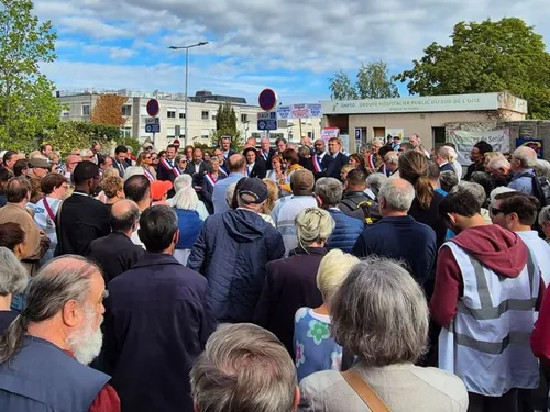 Senlis : personnalités et personnel en soutien aux urgences