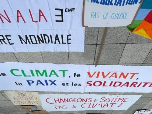 Plus de 300 personnes se sont rassemblées à Amiens pour la marche...