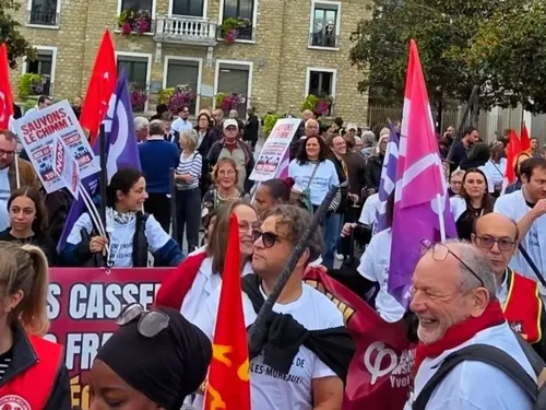 Plus de 500 personnes ont de nouveau marché contre le démantèlement...