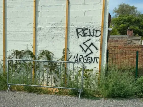 Croix gammée à Bois-d'Arcy : les images des caméras pour identifier...