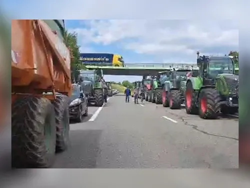 L'A16 paralysée par les agriculteurs en colère
