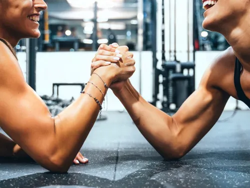 Un tournoi de bras de fer réservé aux femmes