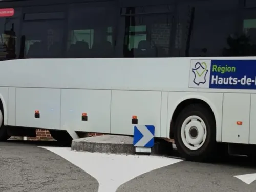  Margny-lès-Compiègne : un bus scolaire s'est coincé sur un giratoire