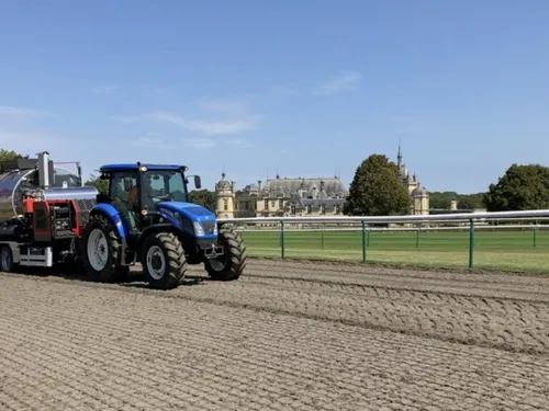 La piste en sable fibré de Chantilly se refait une beauté