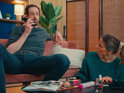 Deux Yvelinois rient du monde hyperconnecté dans une mini-série