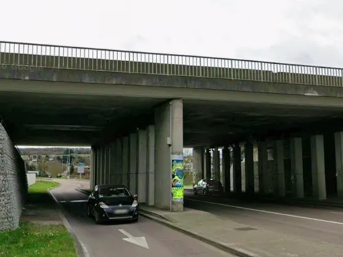Un sexagénaire saute d’un pont sur l’A13 pour échapper à ses...