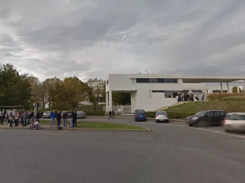 Deux surveillants du lycée Les Pannevelles à Provins portent...