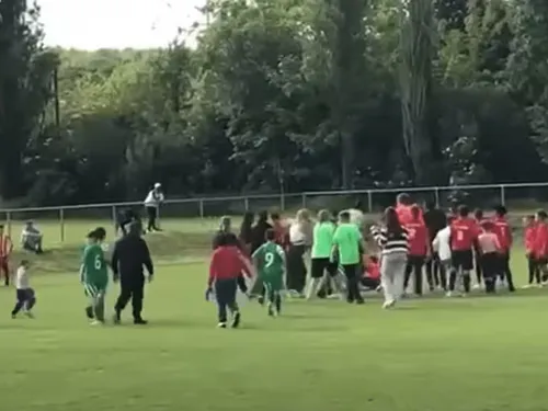Violences lors d'un match de foot : la ministre des Sports réclame...