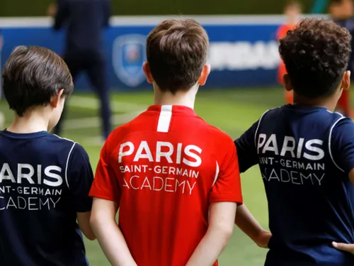 Pendant les vacances de la Toussaint, les petits footballeurs vont...