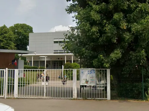 Petite panique après l’entrée d’un chien dans la cour du collège...