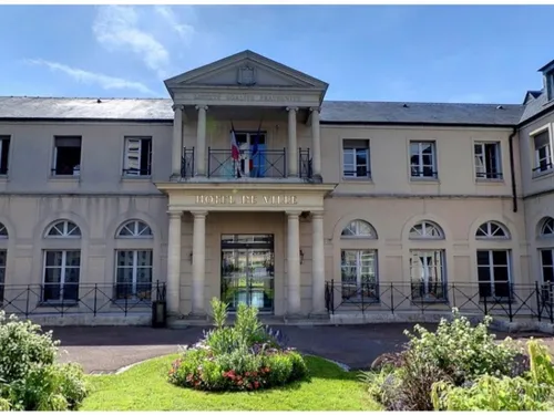 Les affiches d'un candidat à la mairie de Chelles taguées