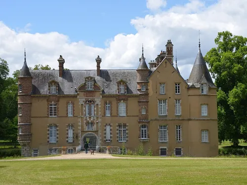 Un vide-grenier au château de Lorrez-le-Bocage