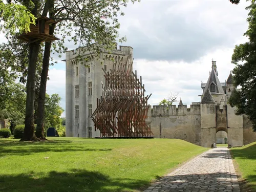 Le Donjon de Vez se découvre à la lumière du crépuscule