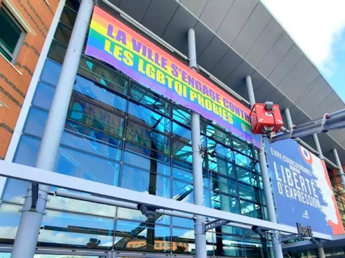 Le drapeau arc-en-ciel flotte désormais au-dessus de l'hôtel de...
