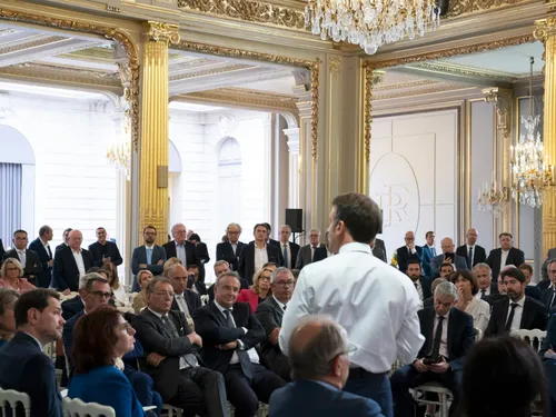 Emmanuel Macron veut accélérer les procédures de réparations