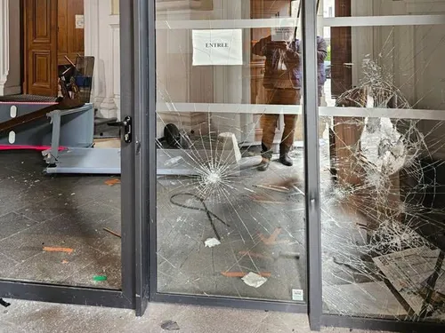 Aurillac : le ministre de la Justice au chevet du tribunal saccagé