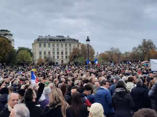 Plus de 182.000 personnes ont manifesté dimanche dans toute la...