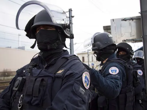 Un homme blesse deux personnes au fusil de chasse à...