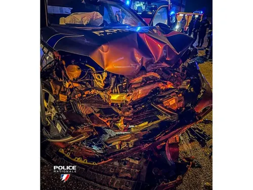  Trois policiers blessés par des voleurs en fuite à...