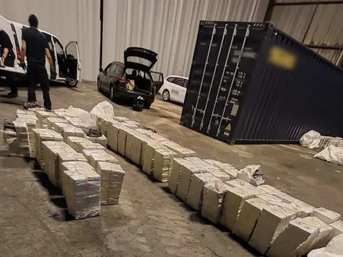 Près de 3,9 tonnes de cocaïne saisies par les douanes des...