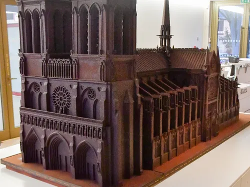 La cathédrale Notre-Dame de Paris se dévore des yeux à Fontainebleau