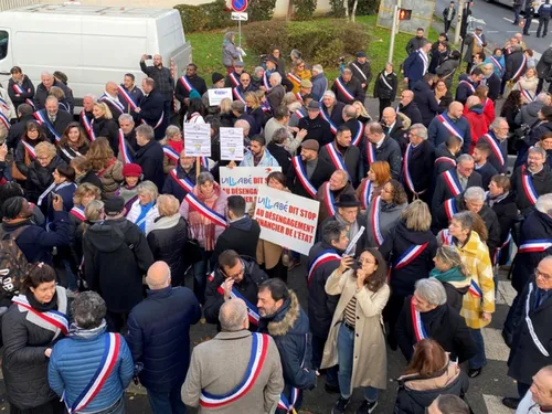 Des maires de l'Essonne rassemblés ce matin contre le projet de...