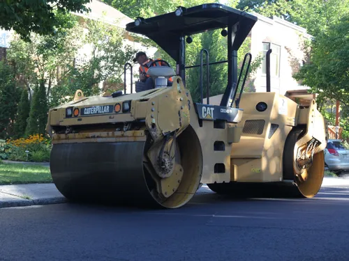 Trois jeunes interpellés au volant d'un rouleau compresseur  à...