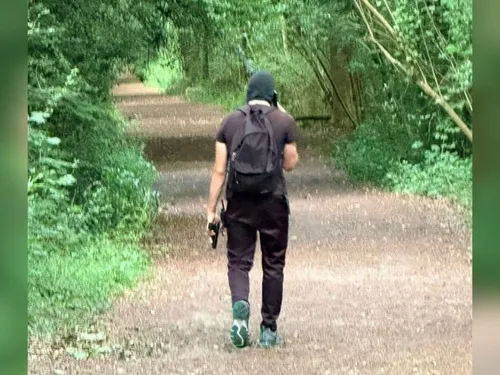 Appel à la vigilance : un individu sème l'inquiétude dans le bois...
