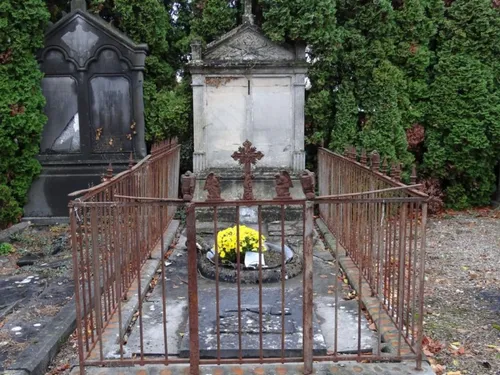 Amiens : de l'aide pour rénover la tombe du père de Bécassine