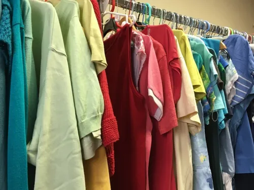 Le Vestiaire Saint-Martin de Fontainebleau-Avon distribue une...