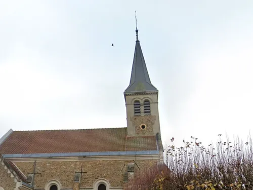L'église de Sainte-Geneviève-des-Bois attaquée par les flammes 