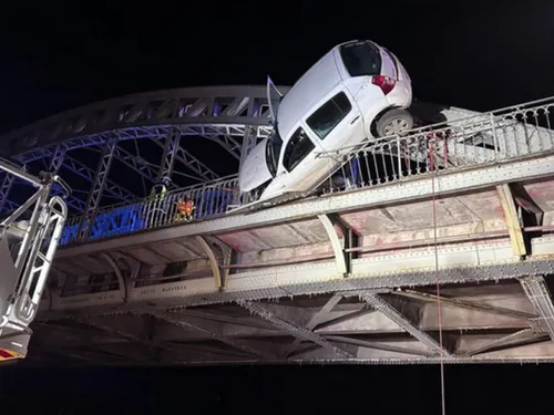 Un véhicule finit en équilibre dans le vide dans la Somme 