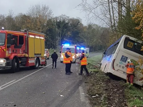 Impressionnant face à face entre une voiture et un car scolaire ce...