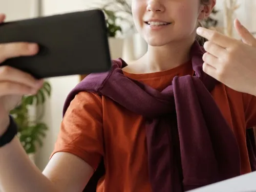 Les collégiens devront-ils abandonner leur téléphone à l'entrée de...