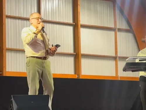 Insolite : ce maire de l'Essonne annonce son départ en chanson