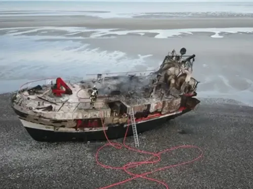 L'enquête continue après la découverte du chalutier échoué dans la...