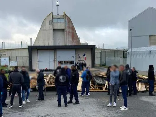 Une deuxième journée de mobilisation devant la prison de...