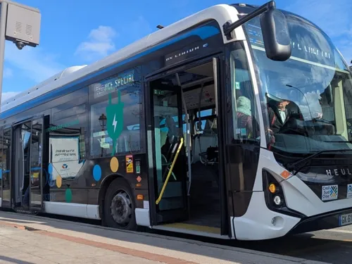 Les habitants de Nogent-le-Rotrou adoptent le bus électrique chinois