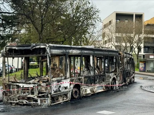 Un bus en proie aux flammes dans l'Oise 